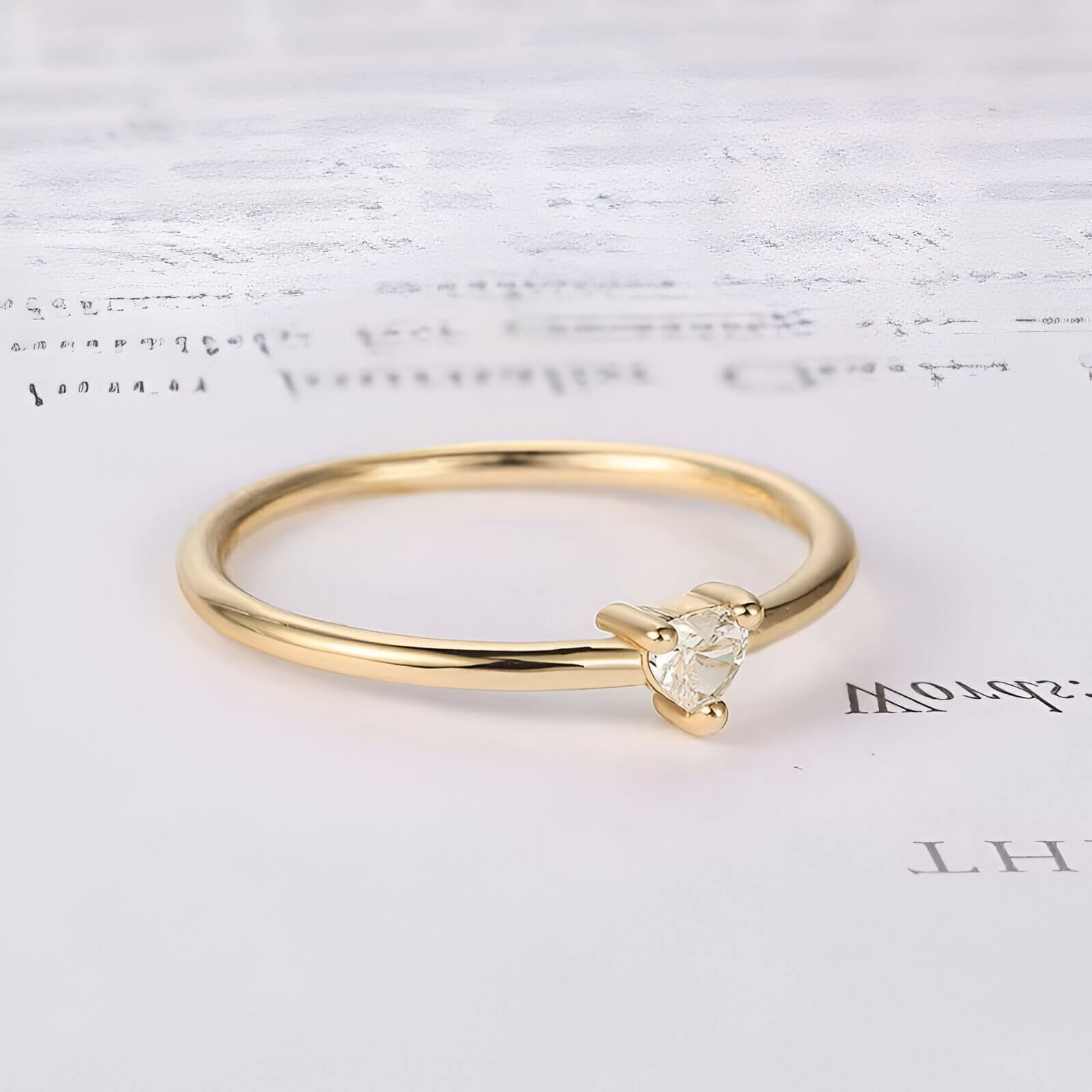 Bague fantaisie en or jaune et oxyde de zirconium vue de côté.