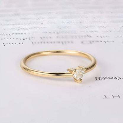 Bague fantaisie en or jaune et oxyde de zirconium vue de côté.