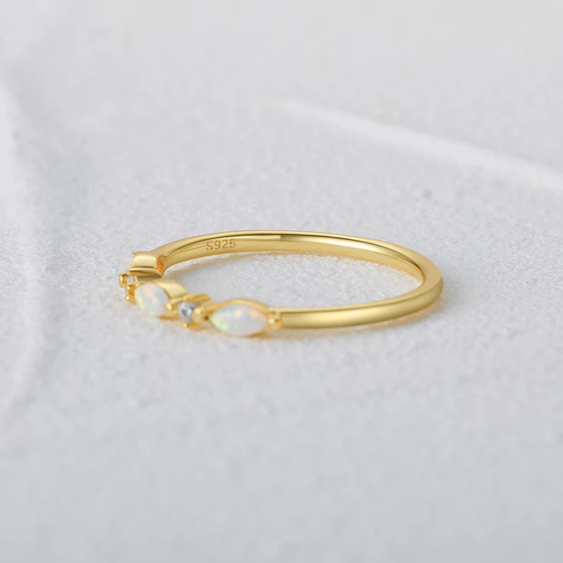 Bague fantaisie en or jaune sertie d'opales et de diamants naturels vue de côté.