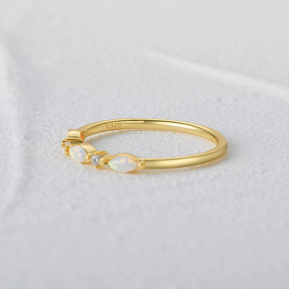 Bague fantaisie en or jaune sertie d'opales et de diamants naturels vue de côté.