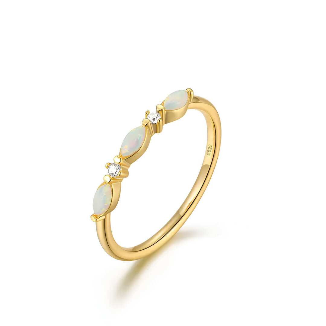 Bague fantaisie en or jaune sertie d'opales et de diamants naturels sur fond blanc.