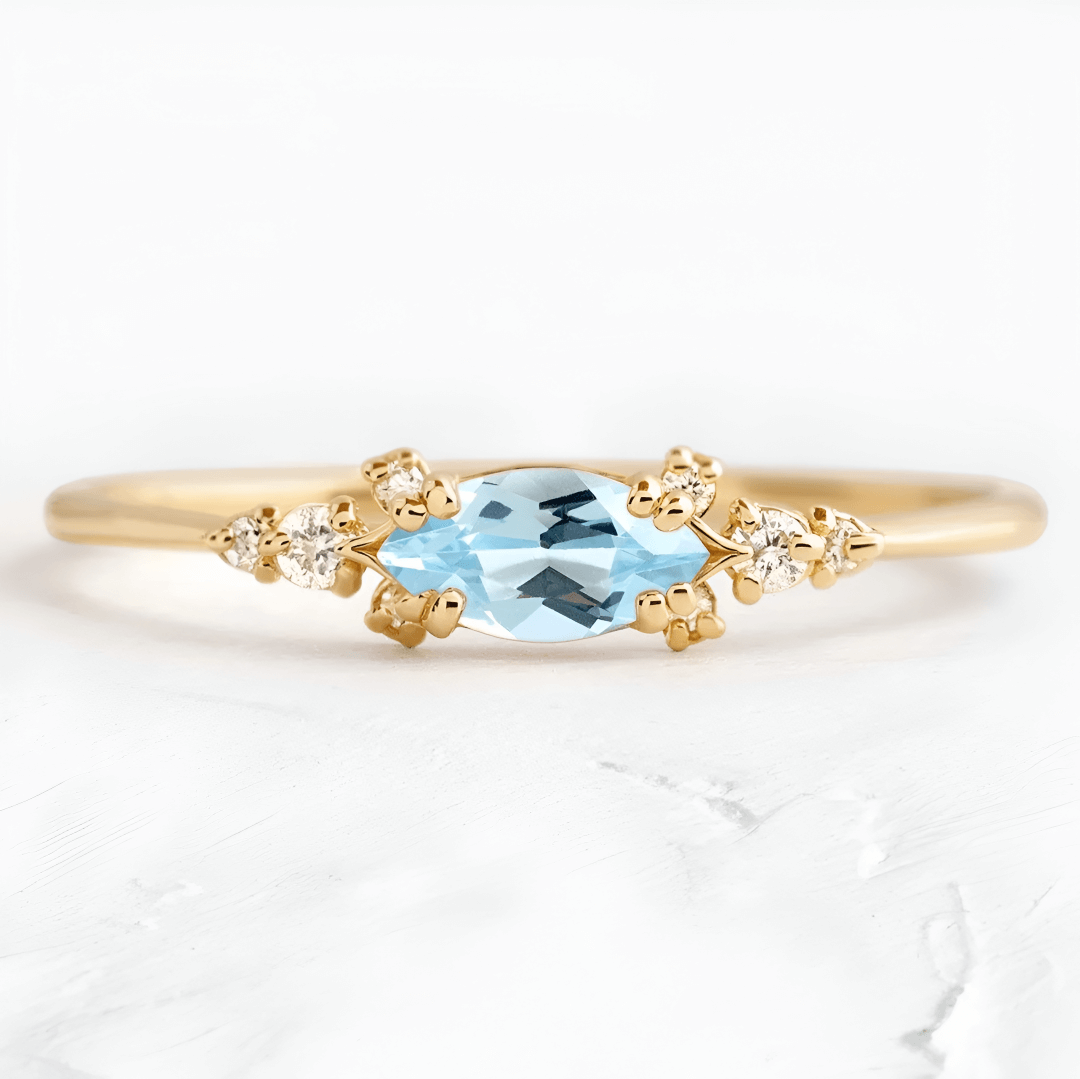 Bague fantaisie en or jaune et oxydes de zirconium vue de face.