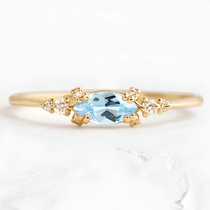 Bague fantaisie en or jaune et oxydes de zirconium vue de face.