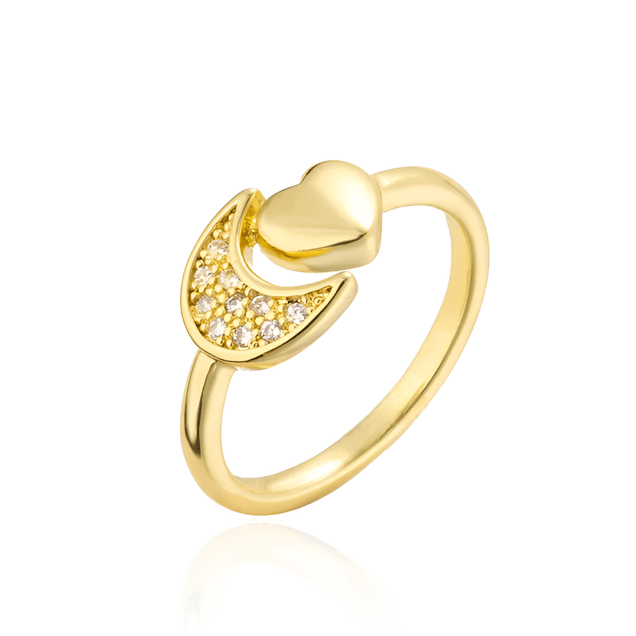Bague fantaisie ouverte cœur et croissant de lune en acier inoxydable et or jaune sertie de diamants naturels sur fond blanc.