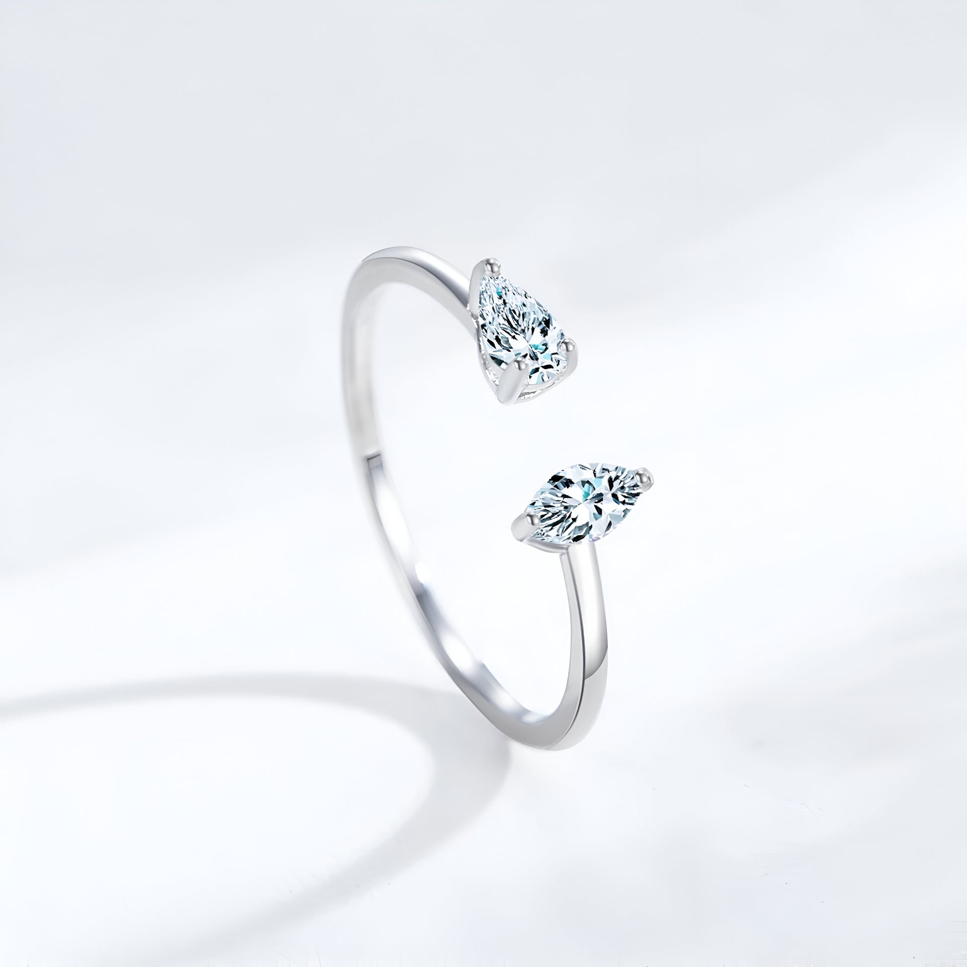 Bague ouverte en argent sterling 925 éclats perpendiculaires, portée debout avec éclat des diamants en zircon, plaquée or blanc 18K, idéale pour les femmes modernes - La Petite Rebelle