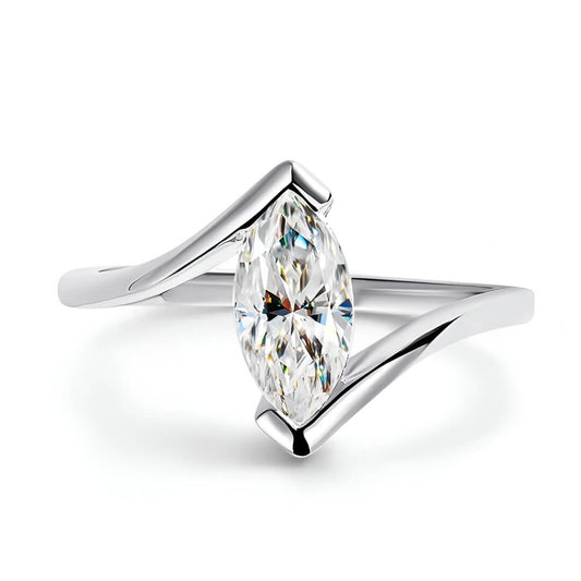 Bague moissanite marquise solitaire en argent à plat vue de face sur fond blanc.