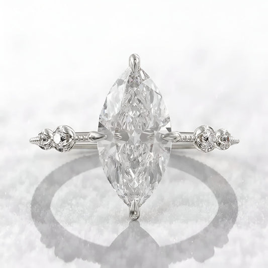 Bague solitaire diamant ovale en argent à plat vue de face sur fond nuageux.