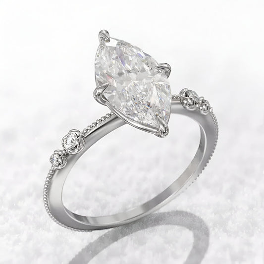 Bague solitaire diamant ovale en argent vue de trois quarts sur fond nuageux.