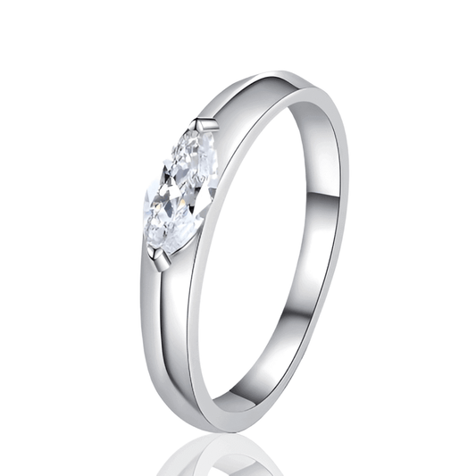 Bague Solitaire Dune de Diamant debout sur fond blanc.
