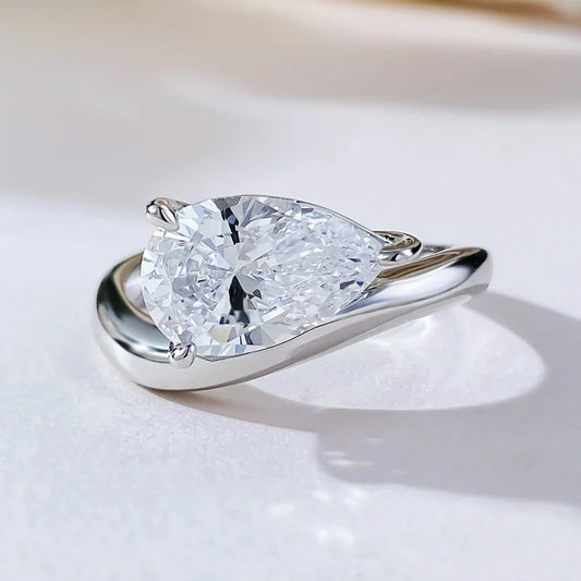 Détail de la bague solitaire goutte de lumière en argent à plat vue de face.