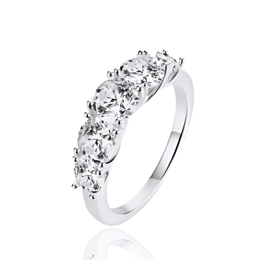 Bague alignement de diamants en argent debout sur fond blanc.