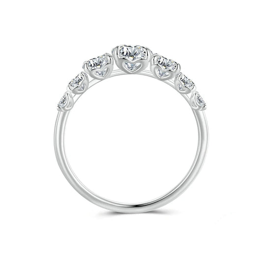 Bague variation de moissanite vue latérale sur fond blanc.