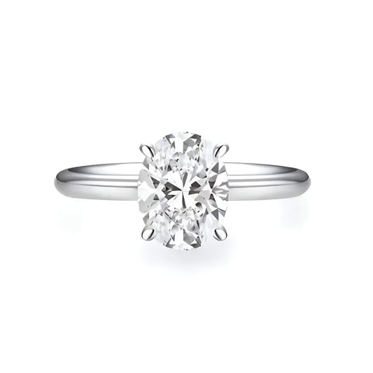 Bague solitaire multi-diamants en argent à plat vue de face sur fond blanc.