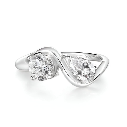 Bague ondulée paire de diamants à plat vue de face sur fond blanc.