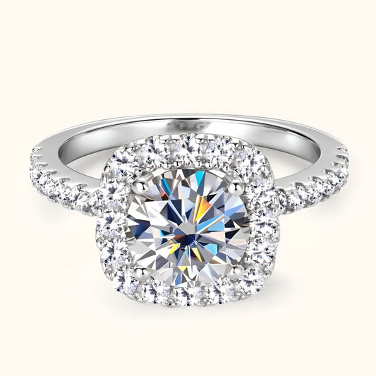 Bague solitaire halo pavé de diamants en argent à plat vue de face sur fond jaune clair.