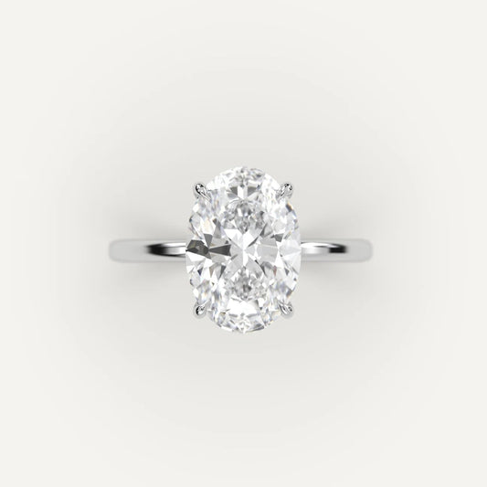 Bague solitaire Serres d'Aigle en argent à plat vue de face sur fond blanc cassé.