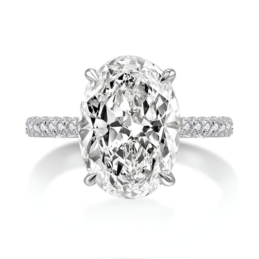 Bague solitaire zircon ovale à plat vue de face sur fond blanc.