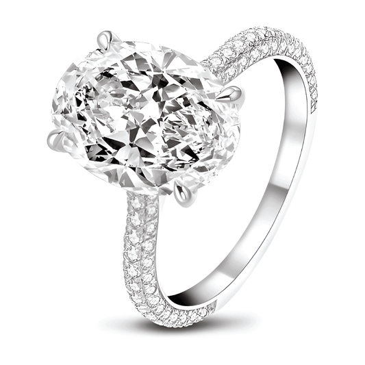 Bague solitaire zircon ovale debout sur fond blanc.