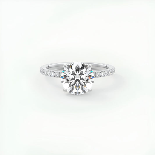 Bague solitaire rhodiée diamant rond en argent à plat vue de face sur fond blanc.