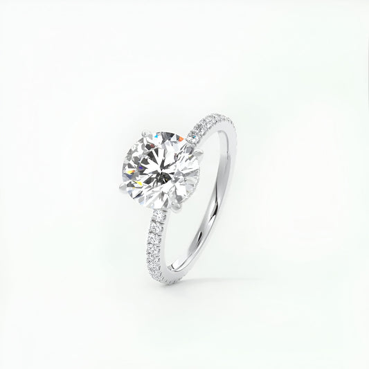 Bague solitaire rhodiée diamant rond en argent debout sur fond blanc.