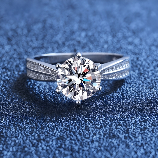 Bague solitaire double anneau serti de diamants à plat vue de face sur du granite bleu.