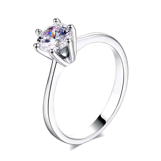 Bague solitaire six griffes en argent vue de côté sur fond blanc.