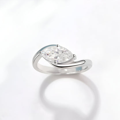 Bague diamant marquis solitaire vue de dessus sur fond blanc.
