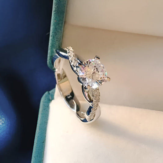Bague solitaire tresse sertie de diamants debout vue de dessus dans un écrin.