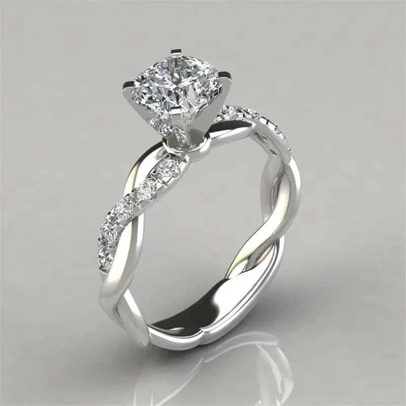 Bague de fiançailles en argent tressée, vue de côté, avec zircon cubique étincelant et finition or blanc 18K - La Petite Rebelle.