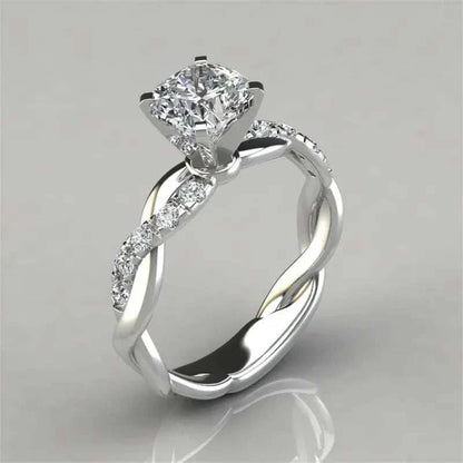 Bague de fiançailles en argent tressée, vue de côté, avec zircon cubique étincelant et finition or blanc 18K - La Petite Rebelle.
