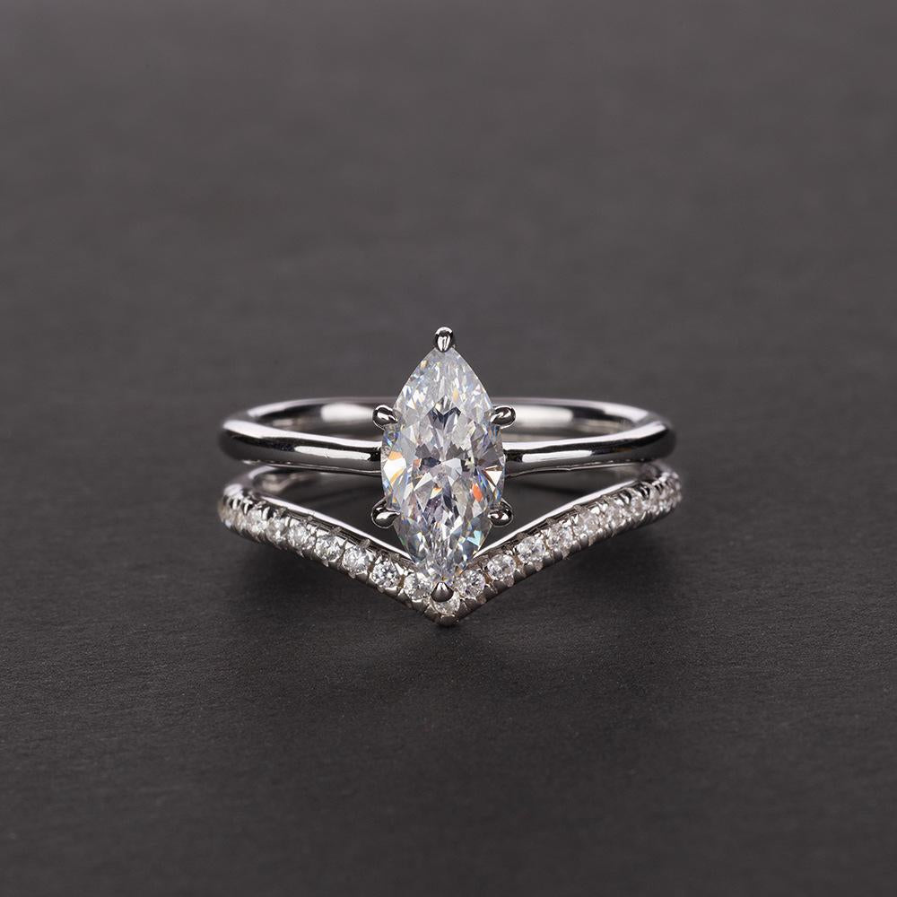 Bague de fiançailles double anneau variante or blanc à plat vue de face sur fond gris.