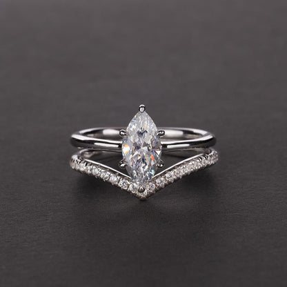 Bague de fiançailles double anneau variante or blanc à plat vue de face sur fond gris.