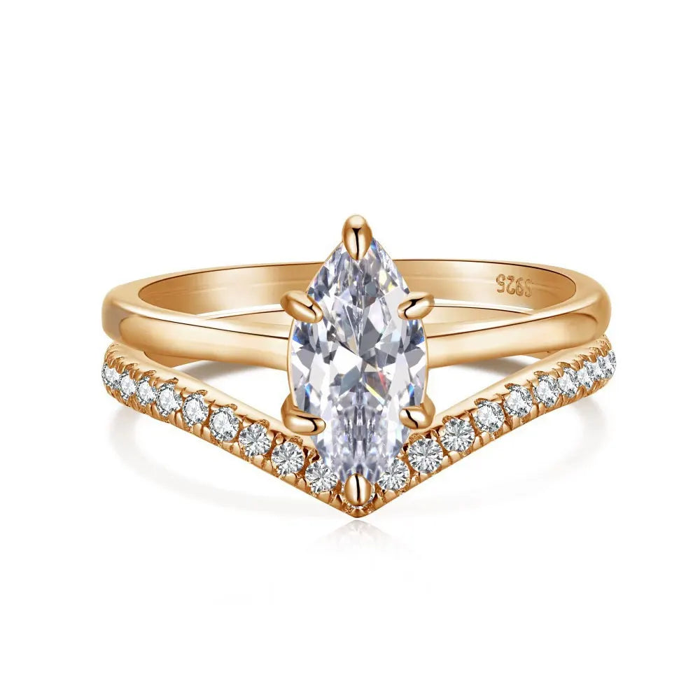 Bague de fiançailles double anneau variante or jaune à plat vue de face sur fond blanc.