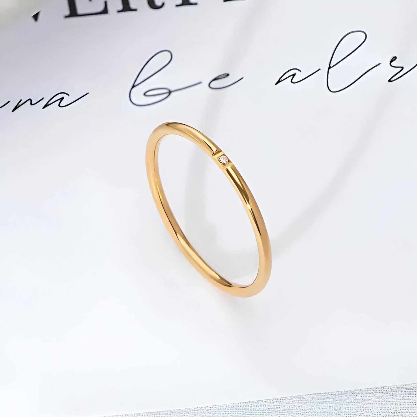Variante 1 pierre de la bague fine 1mm Cassiane en acier 316L plaqué or jaune 18K et oxyde de zirconium vue de proche.