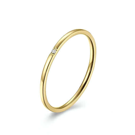 Variante 1 pierre de la bague fine 1mm Cassiane en acier inoxydable 316L plaqué or jaune 18K et oxyde de zirconium sur fond blanc.
