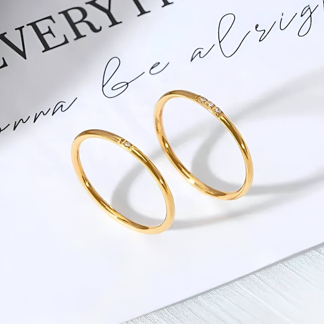 Variantes 1 pierre et 3 pierres de la bague fine 1mm Cassiane en acier inoxydable 316L plaqué or jaune 18K et oxyde de zirconium debout.