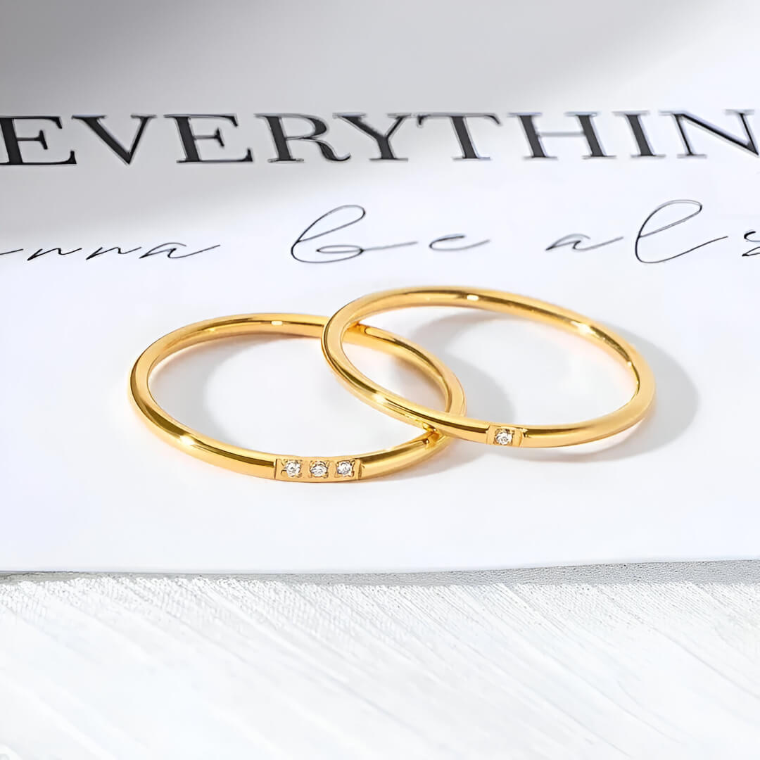 Bague fine en or jaune et oxyde de zirconium variantes 1 pierre et 3 pierres à plat.