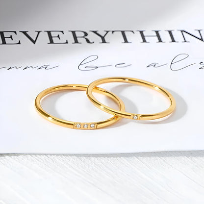 Bague fine en or jaune et oxyde de zirconium variantes 1 pierre et 3 pierres à plat.