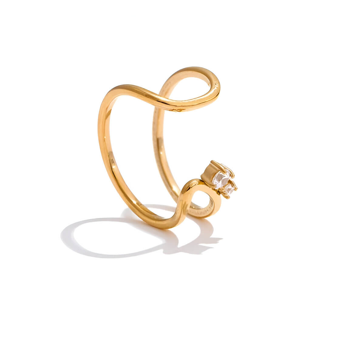 Bague fine courbée Spinela en acier plaqué or jaune 18K et oxydes de zirconium scintillants sertis quatre griffes debout.
