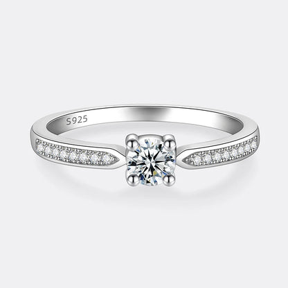 Bague fine de fiançailles serti griffes Thot en argent sterling 925 plaqué or blanc et diamants vue de face.