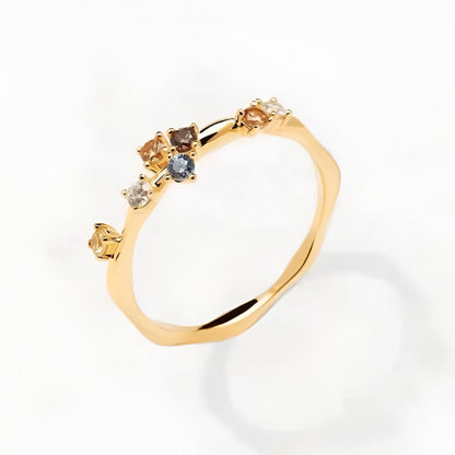 Bague fine diamants multicolores asymétrique Floria en argent 925 plaqué or jaune lumineux vue de côté.