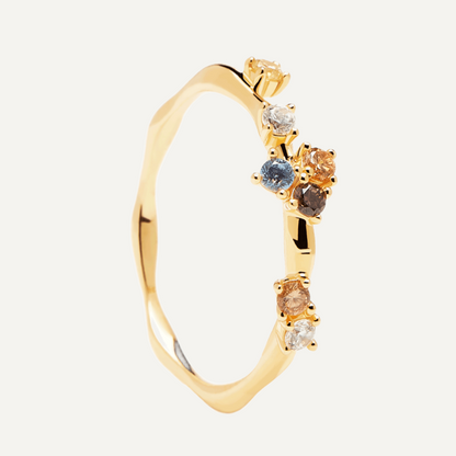 Bague fine diamants multicolores asymétrique Floria en argent sterling 925 plaqué or jaune debout.