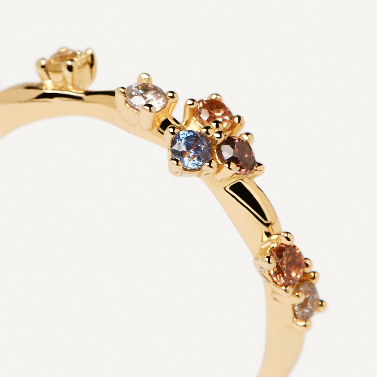 Détail de la bague fine diamants multicolores asymétrique Floria en argent 925 plaqué or jaune raffiné.