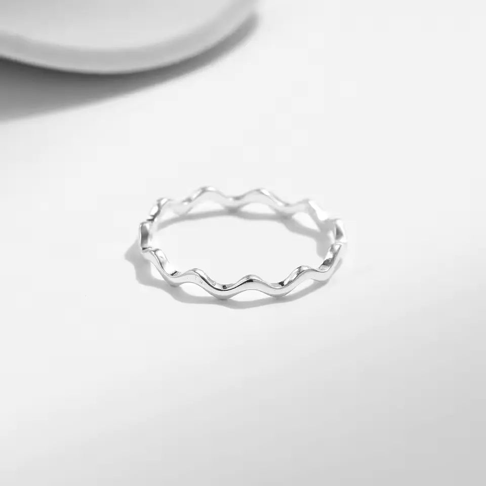 Bague fine ondulée Mélina en argent sterling 925 rhodié à plat.