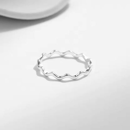 Bague fine ondulée Mélina en argent sterling 925 rhodié à plat.