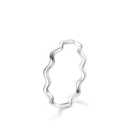 Bague fine ondulée Mélina en argent 925 rhodié sur fond blanc.