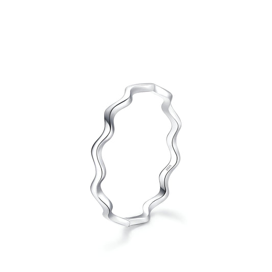 Bague fine ondulée Mélina en argent 925 rhodié sur fond blanc.