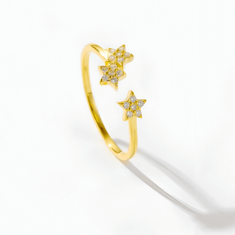 Bague fine triple constellations Starla en argent 925 plaqué or jaune lumineux et diamants debout vue de trois quart.