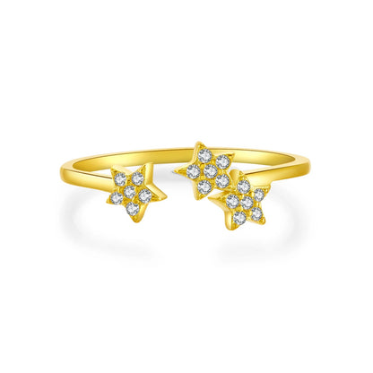 Bague fine triple constellations Starla en argent 925 plaqué or jaune et diamants sur fond blanc.