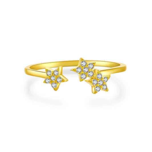 Bague fine triple constellations Starla en argent 925 plaqué or jaune et diamants sur fond blanc.
